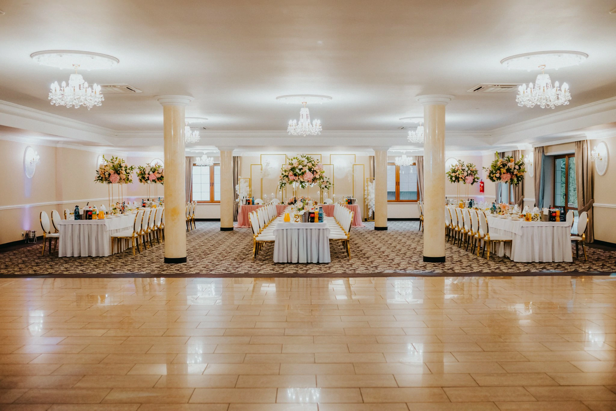 Sala bankietowa – „must have” każdego hotelu. Stoły konferencyjne i bankietowe