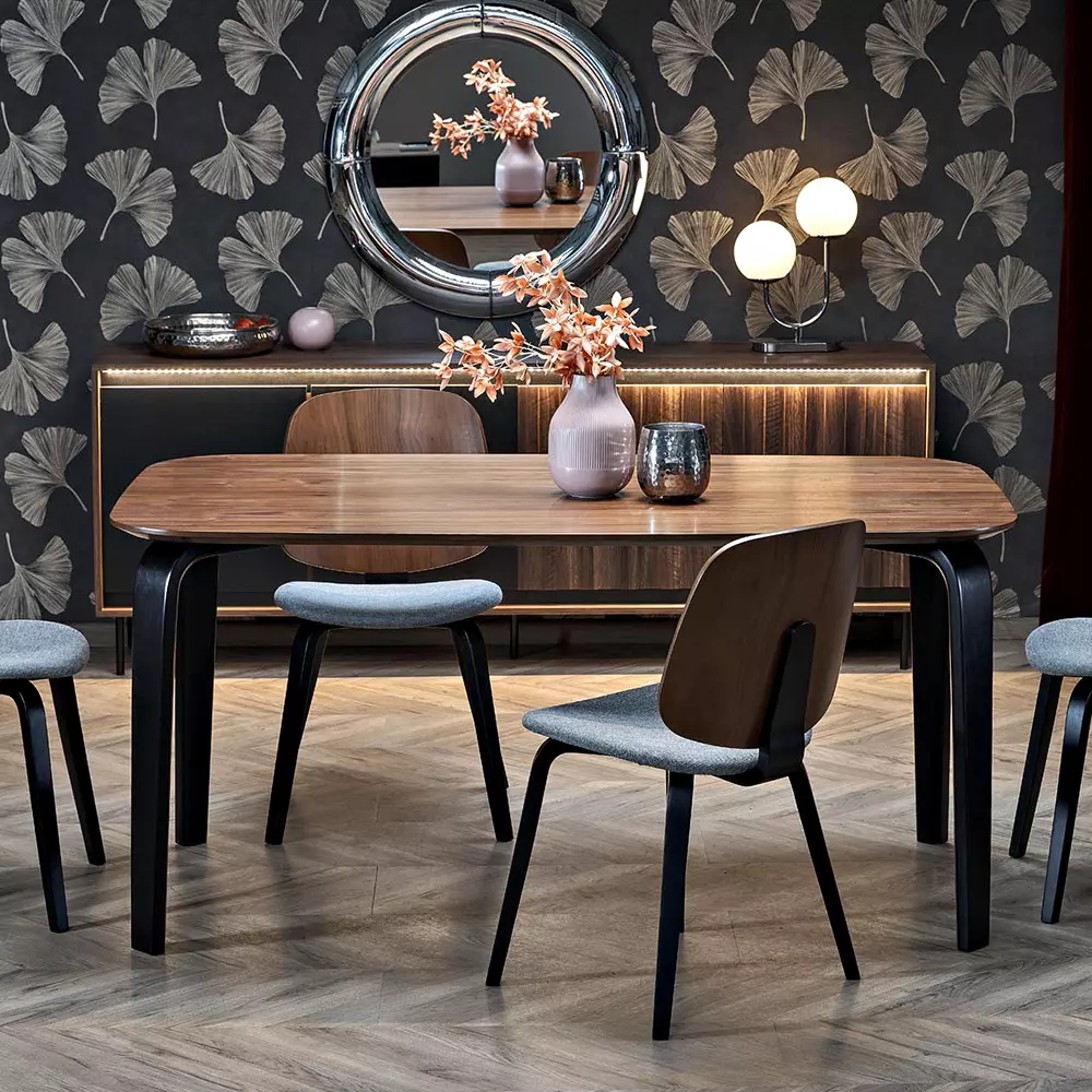 Stół do salonu: czym kierować się przy wyborze? Stoły szklane i lakierowane